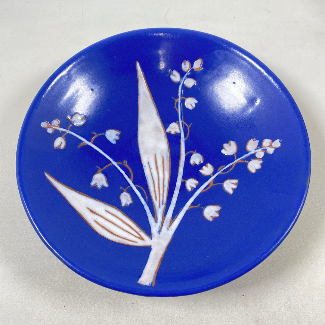 Blått handgjort keramikfat – med liljekonvaljmotiv 22cm
