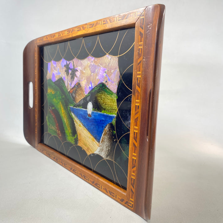Exotisk träserveringsbricka med tropiskt landskap