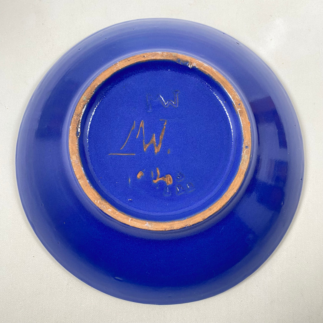 Blått handgjort keramikfat – med liljekonvaljmotiv 22cm