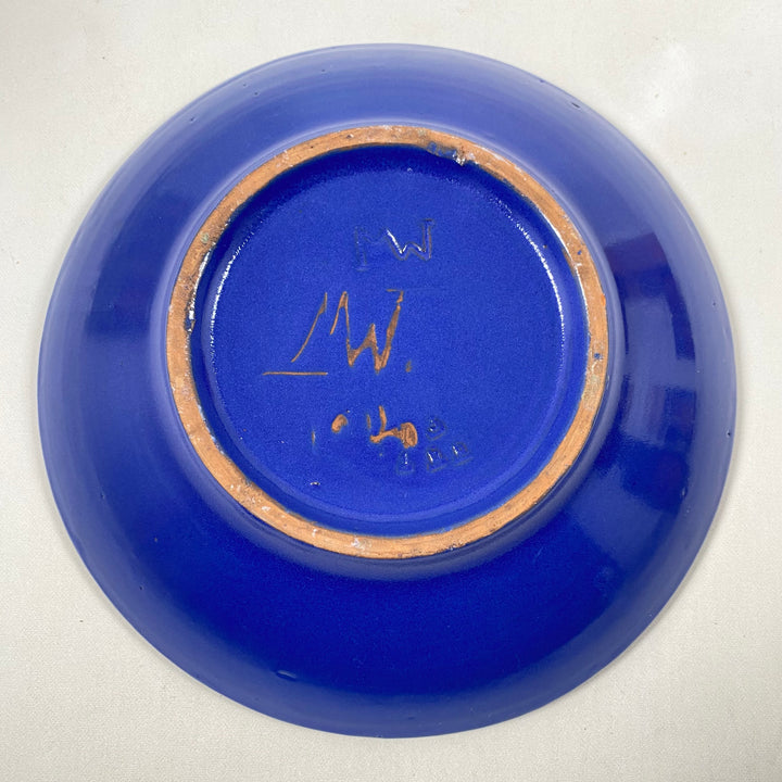 Blått handgjort keramikfat – med liljekonvaljmotiv 22cm