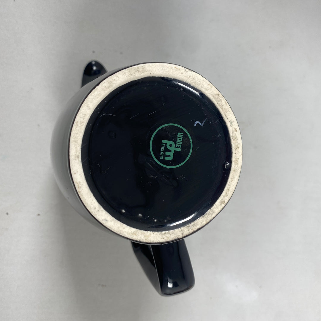 Retro svart kanna med Black & White-logotyp