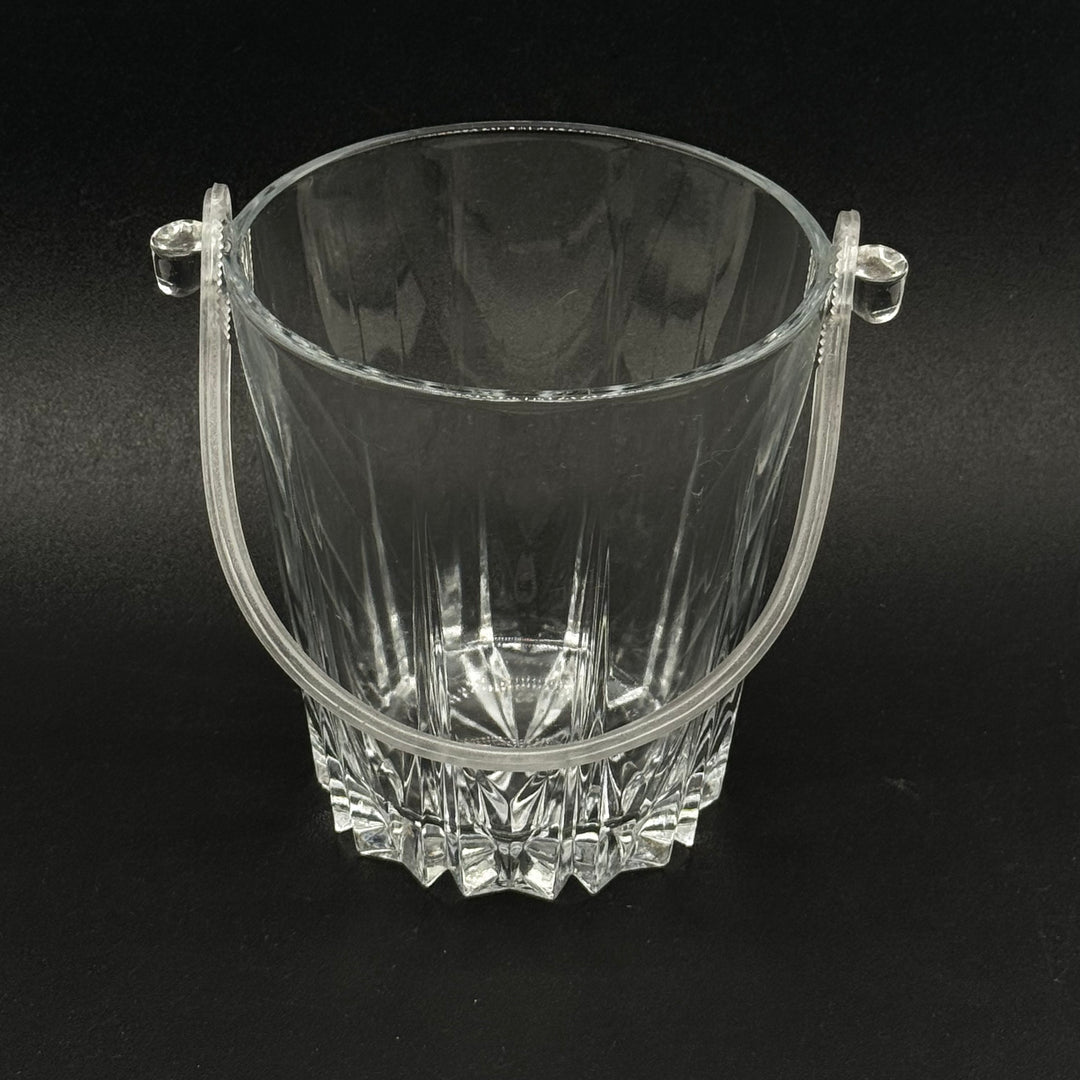 Retro glasis med klassiskt slipat mönster