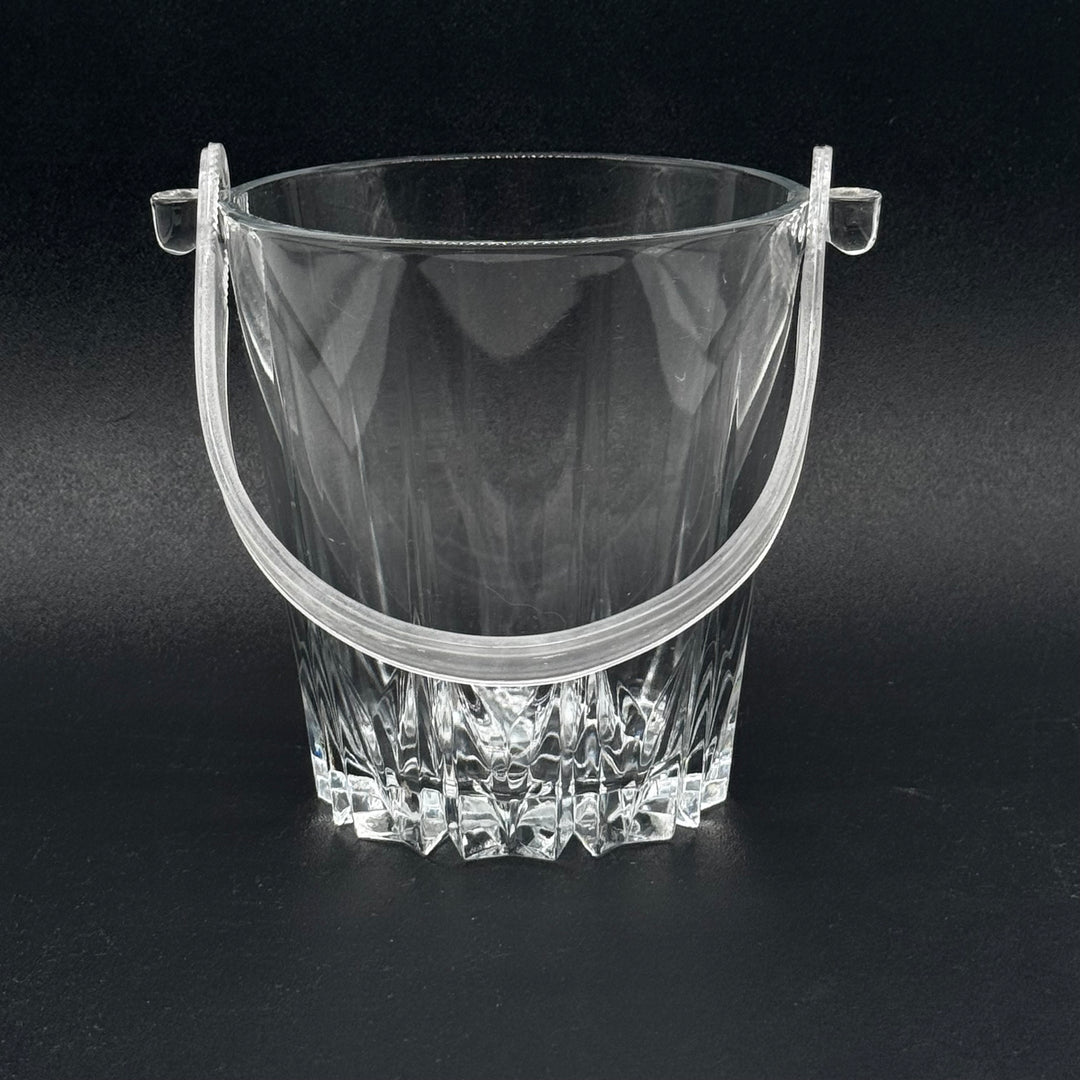 Retro glasis med klassiskt slipat mönster