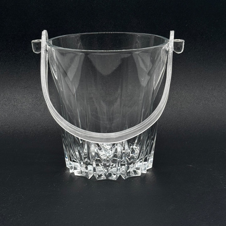 Retro glasis med klassiskt slipat mönster