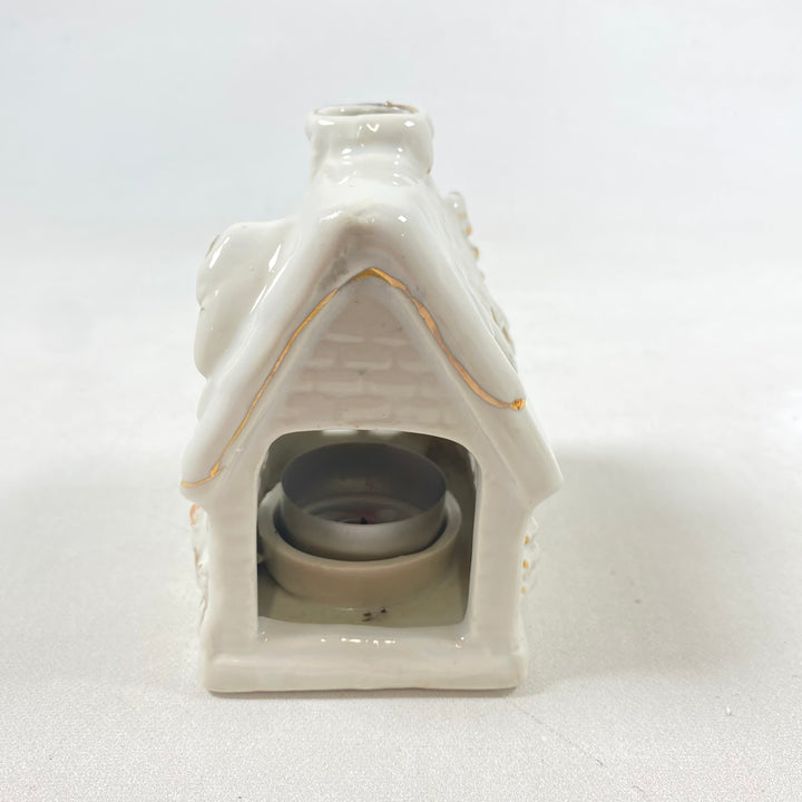 Pittoresk retro keramikljuslykta snötäckt hus