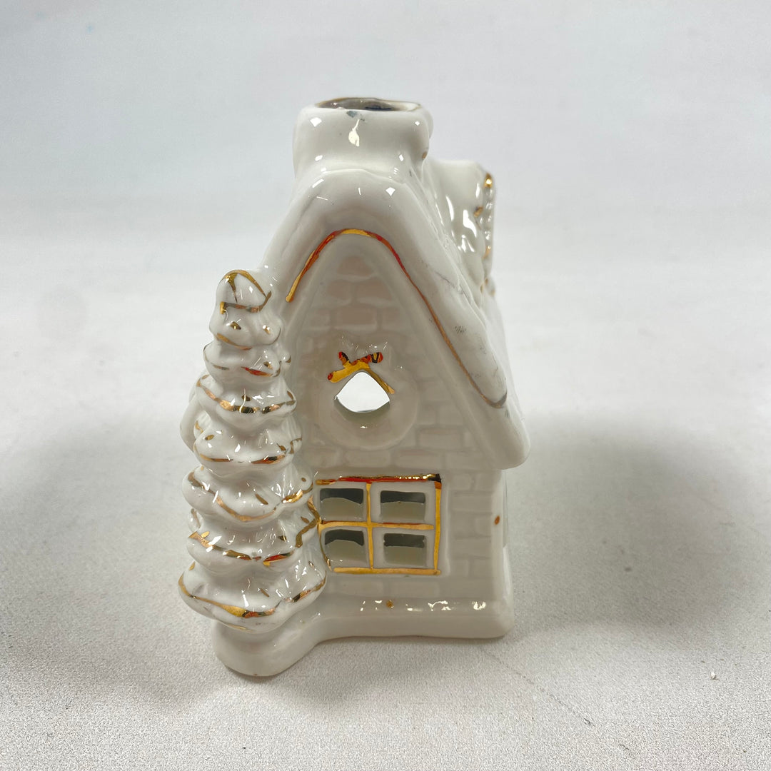 Pittoresk retro keramikljuslykta snötäckt hus