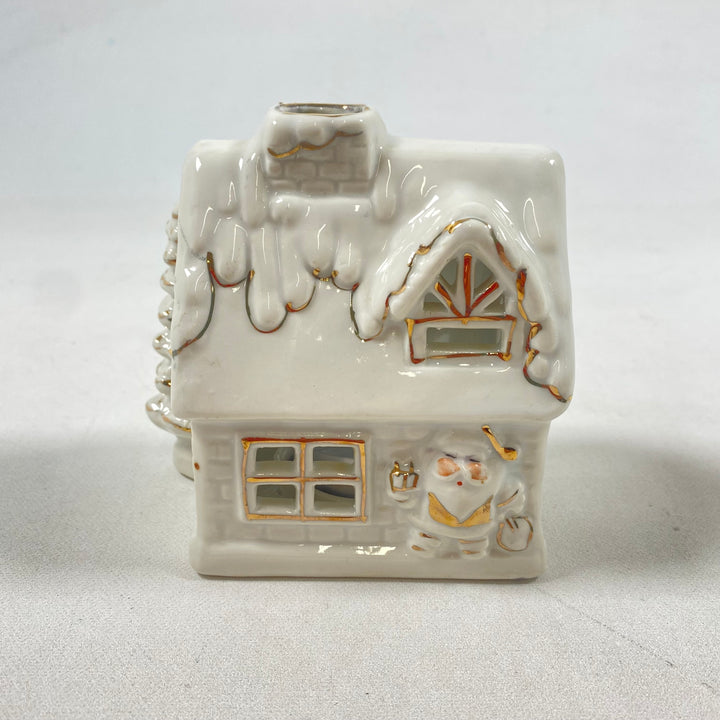 Pittoresk retro keramikljuslykta snötäckt hus