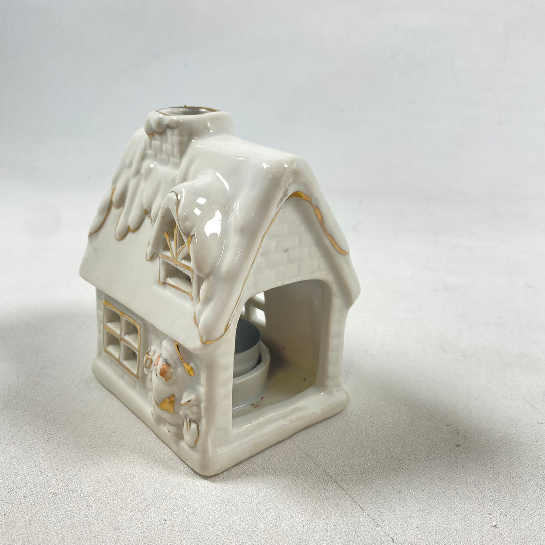 Pittoresk retro keramikljuslykta snötäckt hus