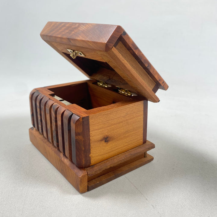 Handgjord unik träask i medelstorlek