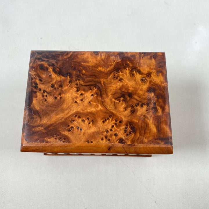 Handgjord unik träask i medelstorlek