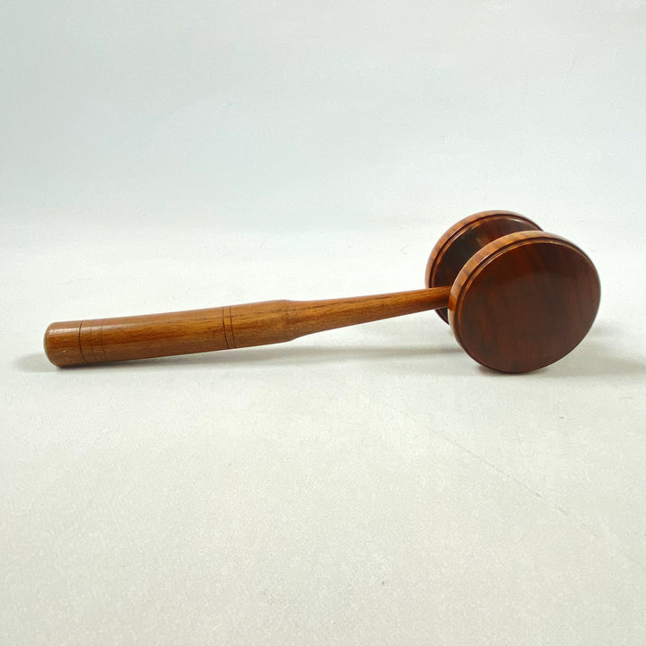 Retro träklubba för auktioner och inredning