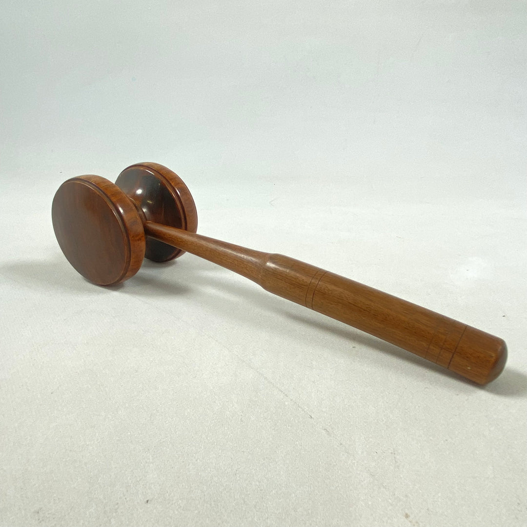 Retro träklubba för auktioner och inredning