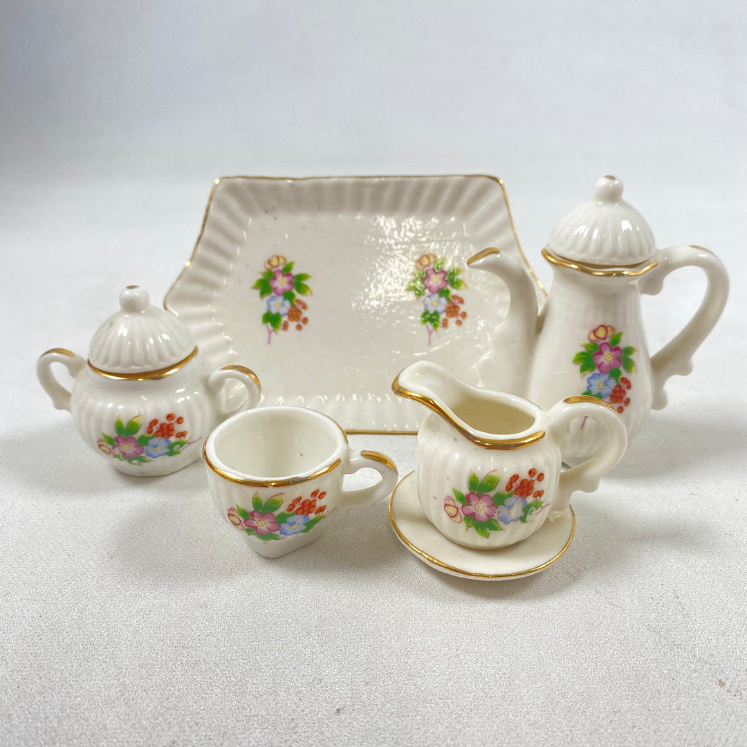 Retro elegant porslinsservis med blomstermotiv