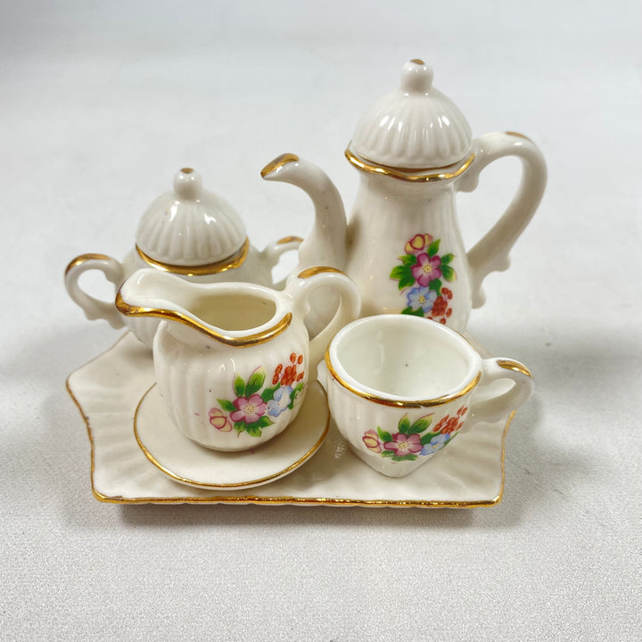 Retro elegant porslinsservis med blomstermotiv