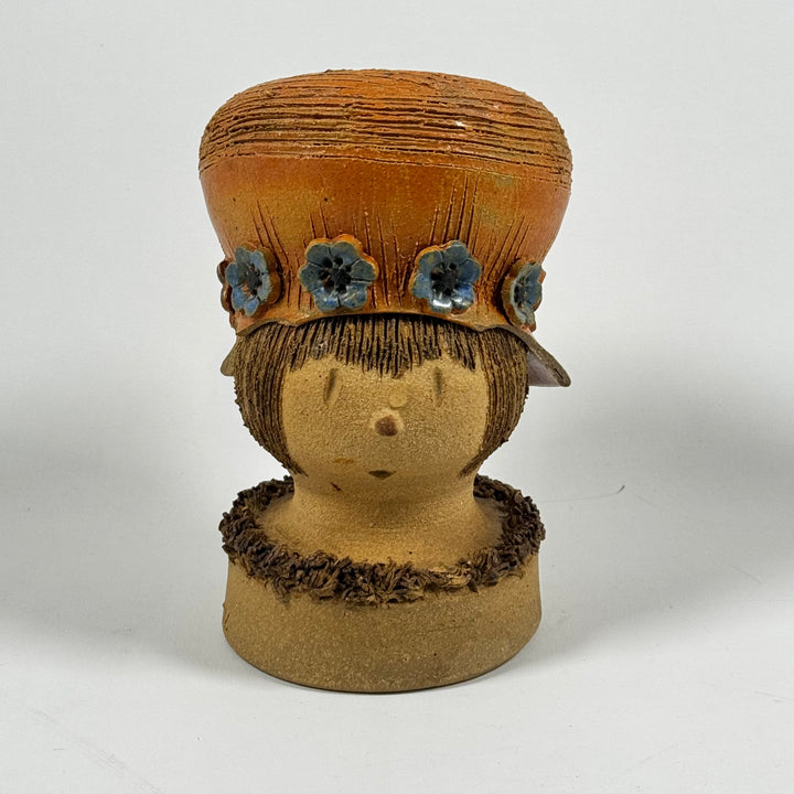 Retro handgjord dekorativ träfigur med blommor