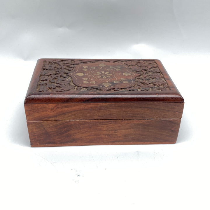 Unik retro träschatull med sniderimönster