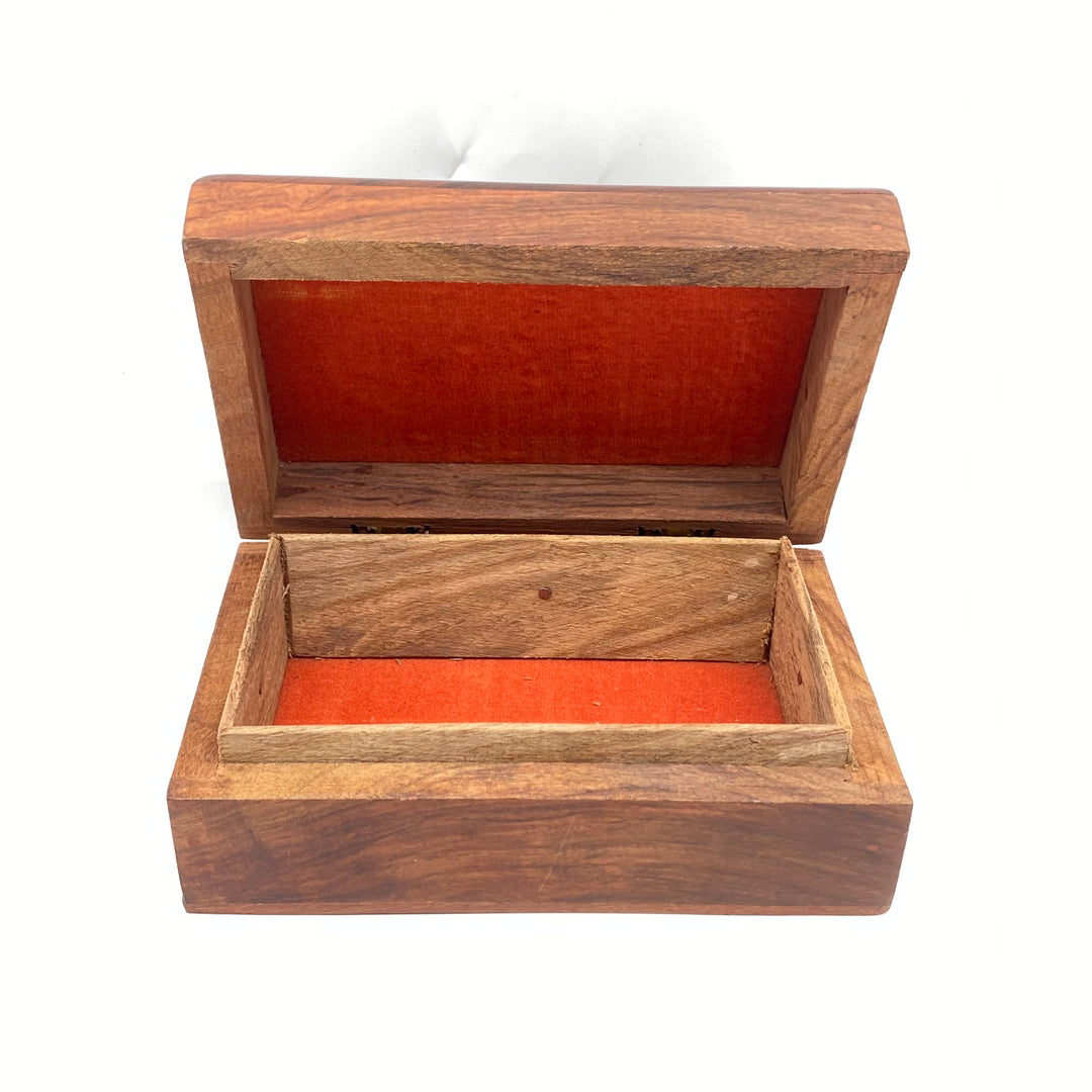 Unik retro träschatull med sniderimönster