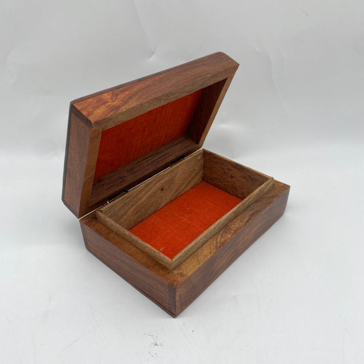 Unik retro träschatull med sniderimönster