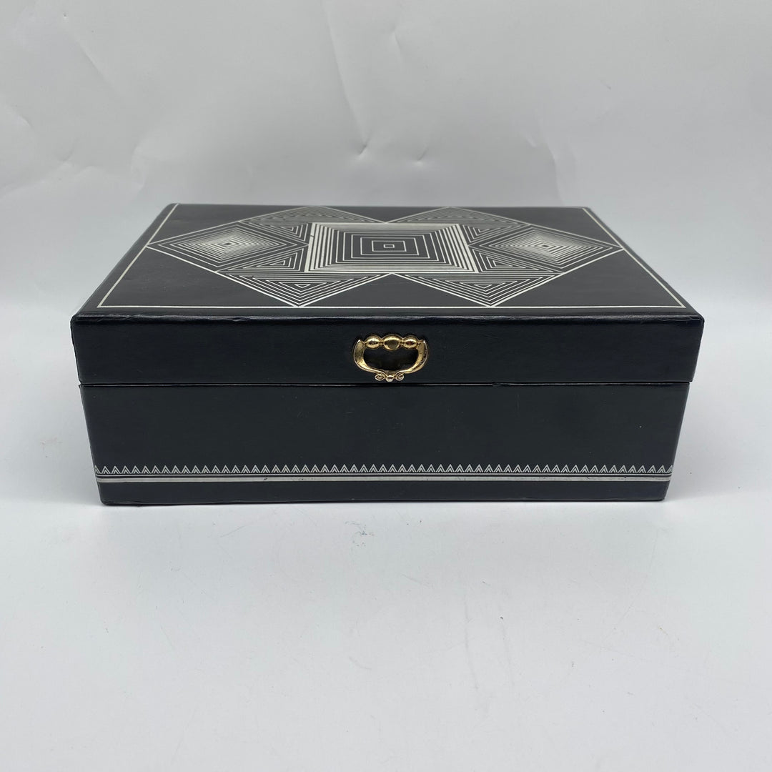 Svart juvelerarlåda med geometriska mönster