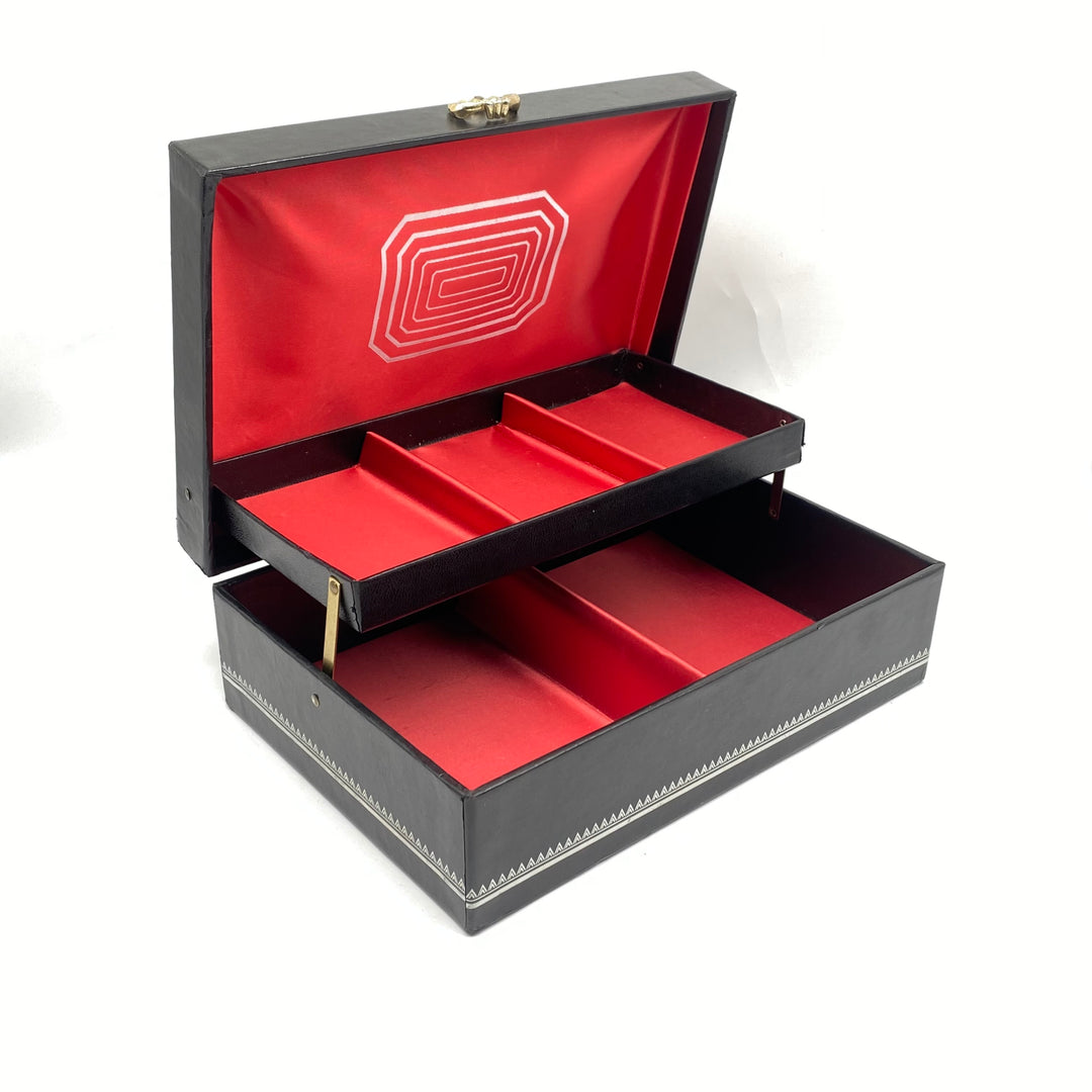 Svart juvelerarlåda med geometriska mönster