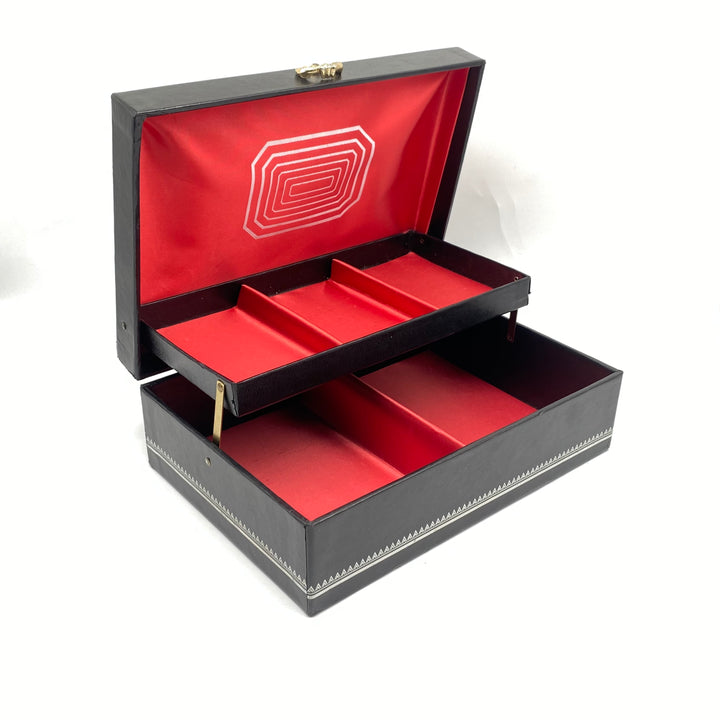 Svart juvelerarlåda med geometriska mönster