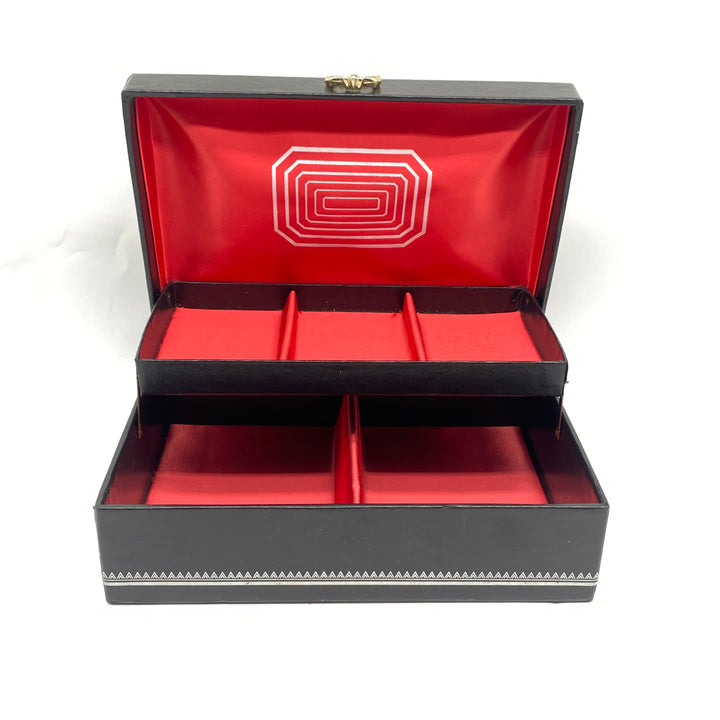 Svart juvelerarlåda med geometriska mönster