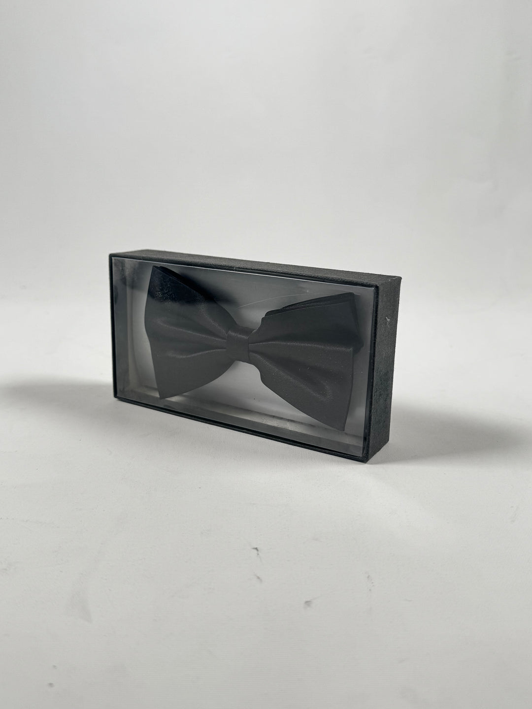 Elegant svart satinfluga i gott skick