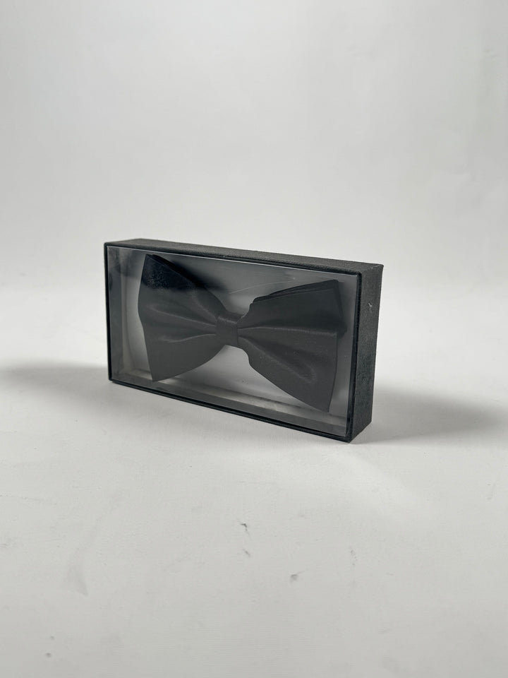 Elegant svart satinfluga i gott skick