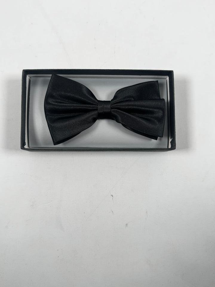 Elegant svart satinfluga i gott skick