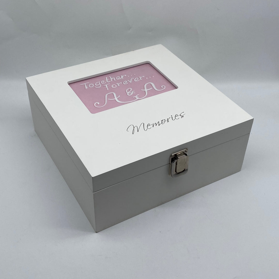 Charmigt minnesskrin i grå kompositmaterial