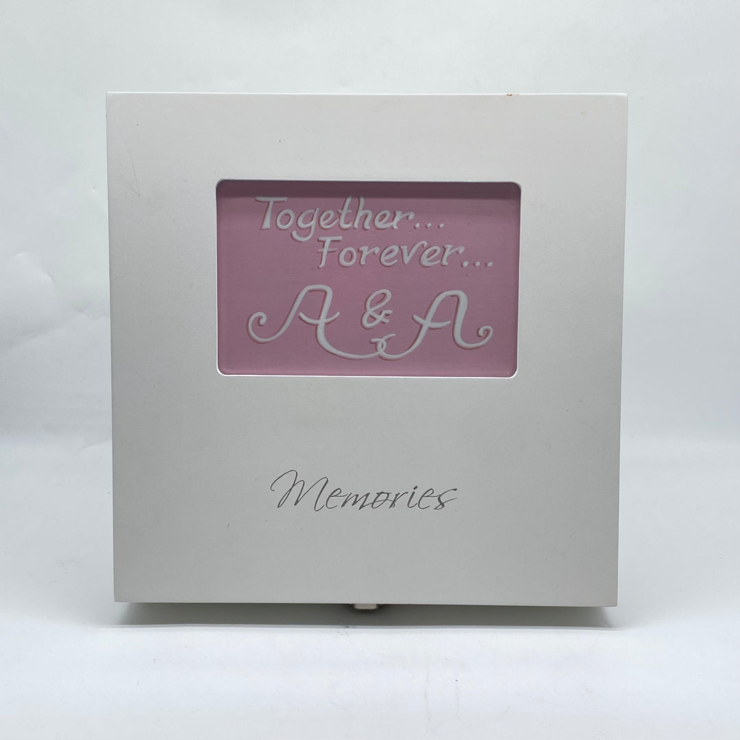 Charmigt minnesskrin i grå kompositmaterial