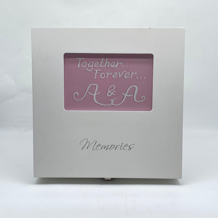 Charmigt minnesskrin i grå kompositmaterial