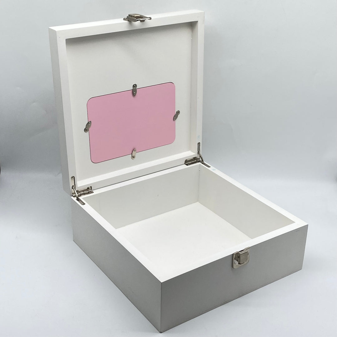 Charmigt minnesskrin i grå kompositmaterial