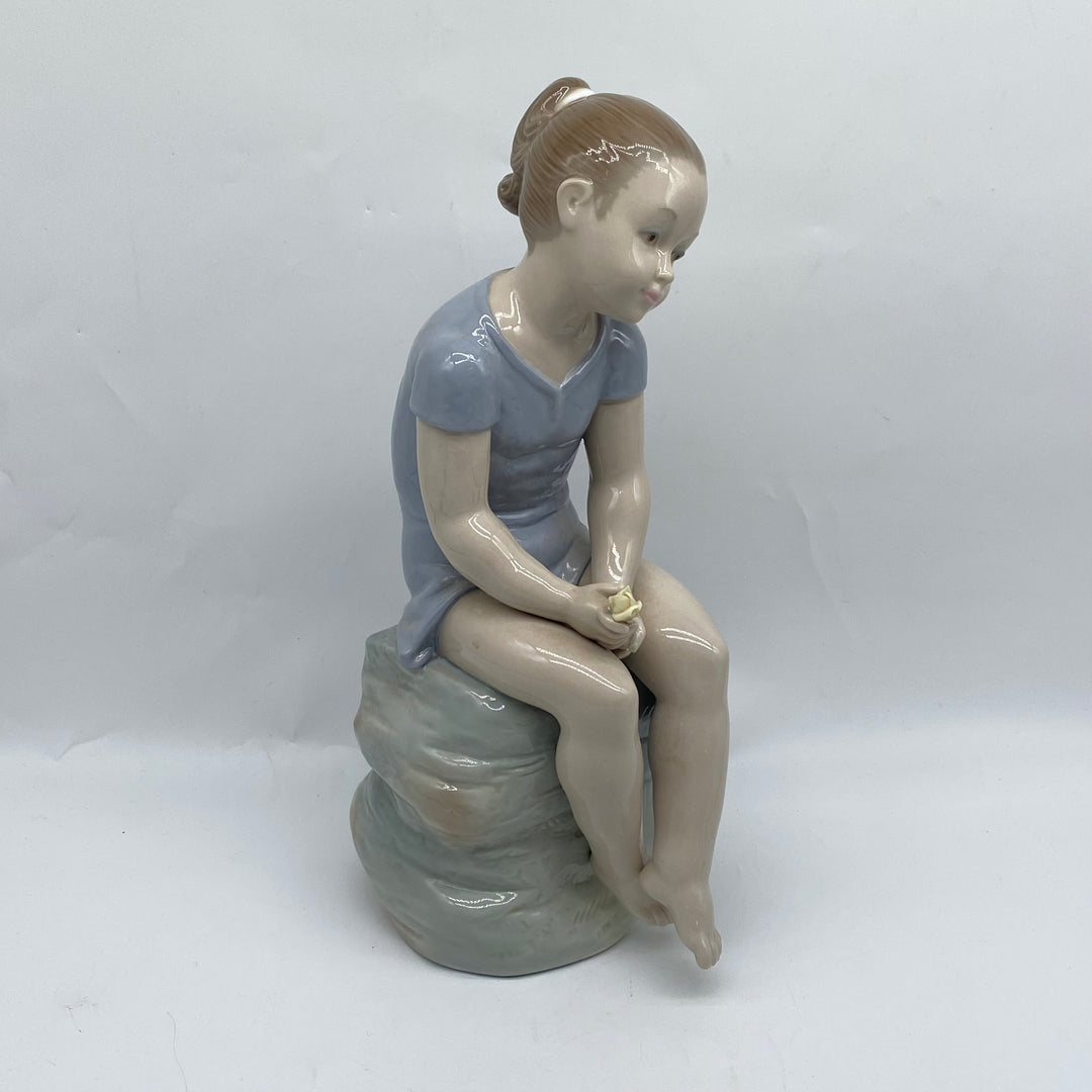 Charmig Lladro-porslinsfigur Flicka sittande elegans