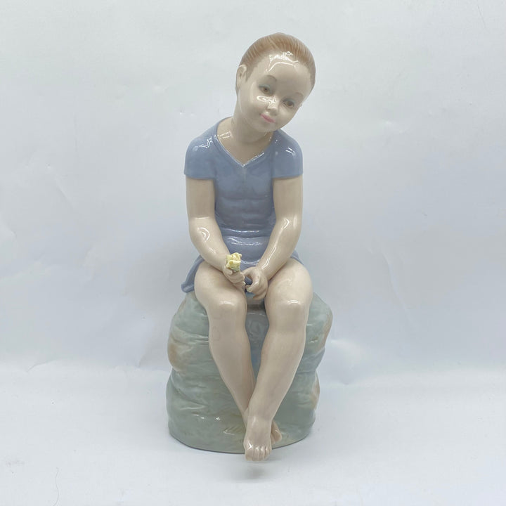 Charmig Lladro-porslinsfigur Flicka sittande elegans