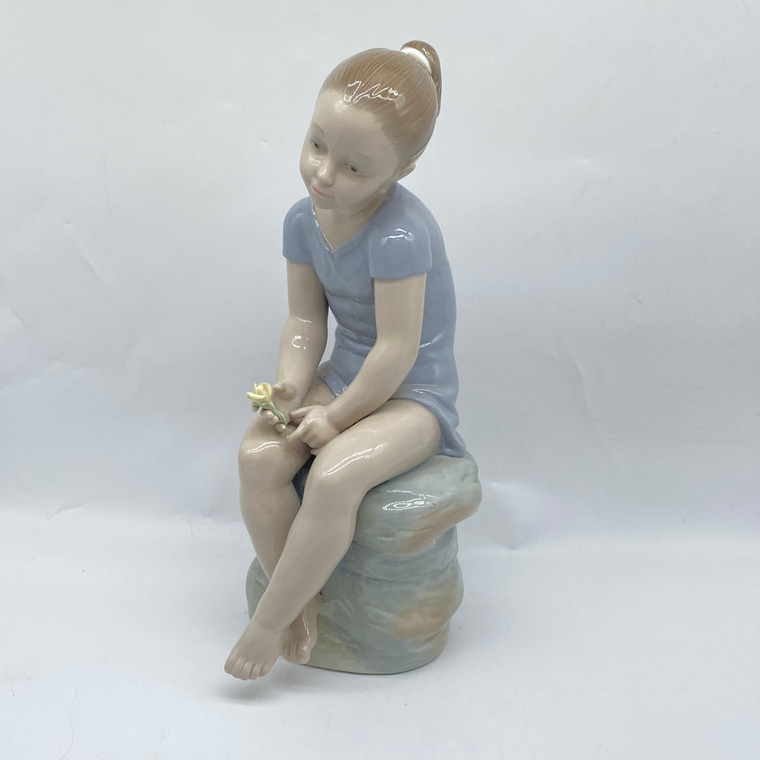 Charmig Lladro-porslinsfigur Flicka sittande elegans