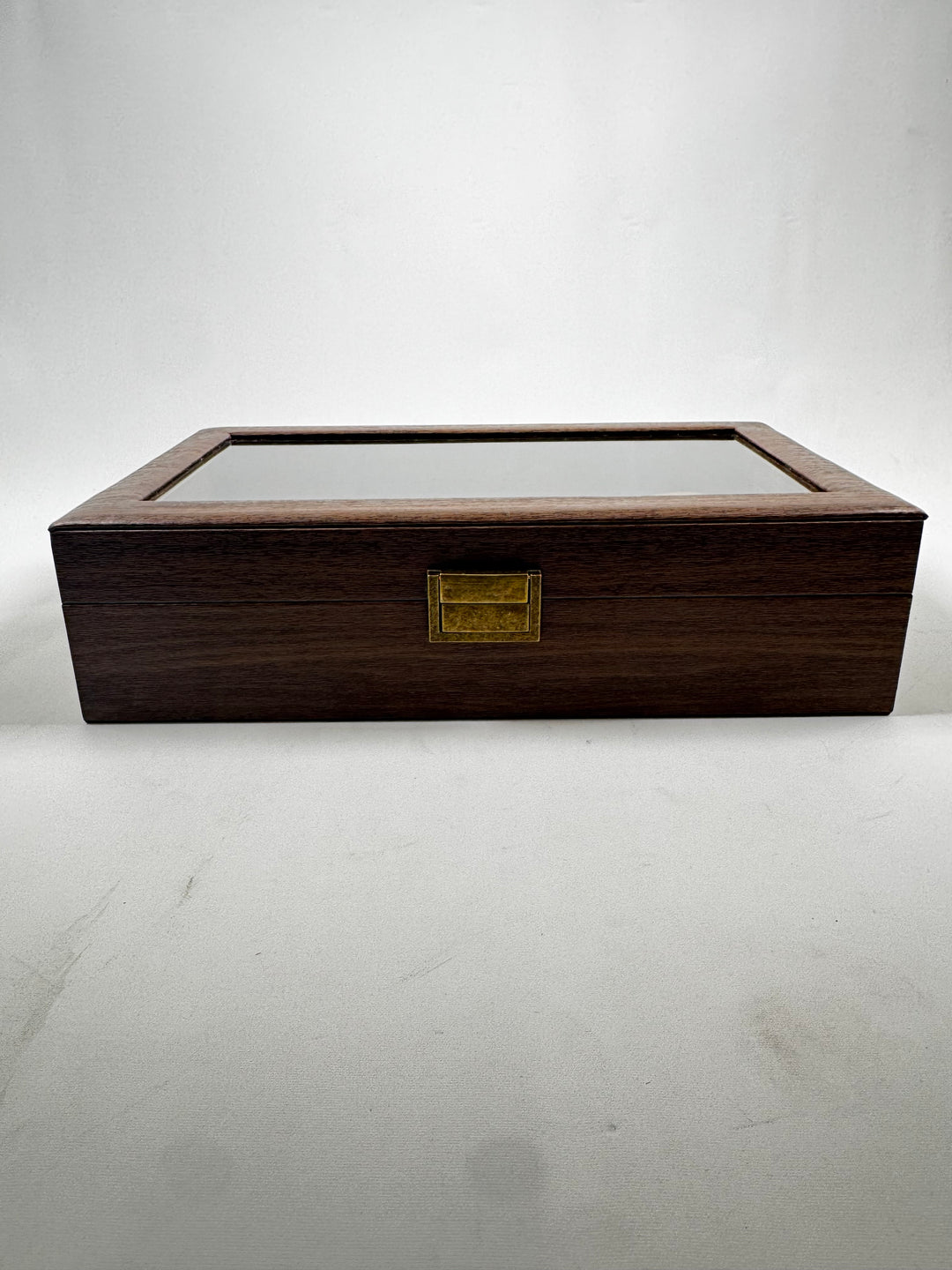 Elegant klocklåda i mörkt trä med glaslock – 12 fack & sammetskuddar