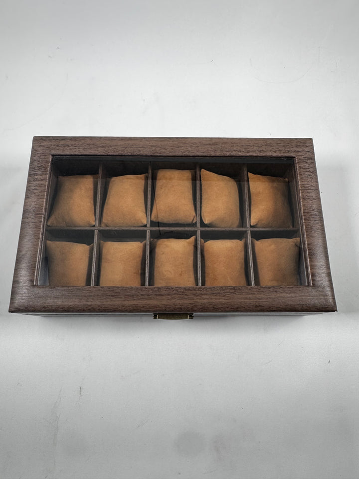 Elegant klocklåda i mörkt trä med glaslock – 12 fack & sammetskuddar