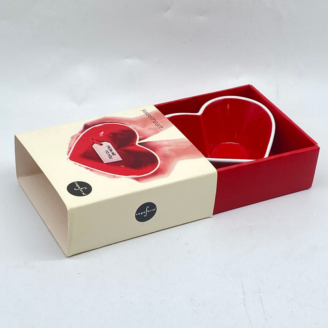 Hjärtformad skål i röd porslinstil