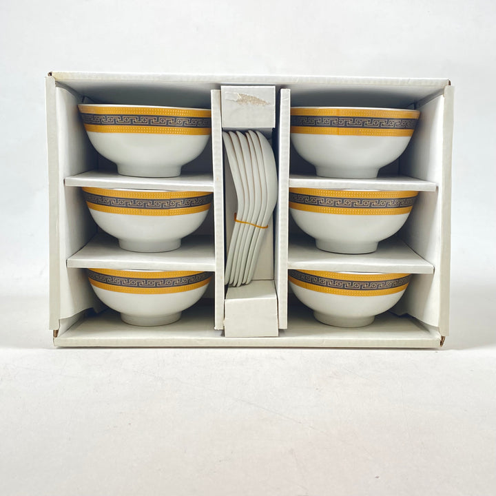 Elegant retro porslinsservis med guldmönster