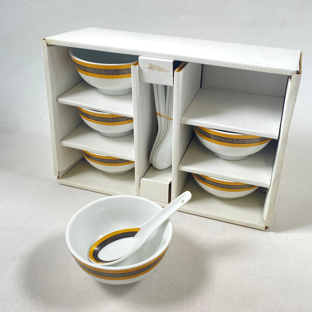 Elegant retro porslinsservis med guldmönster