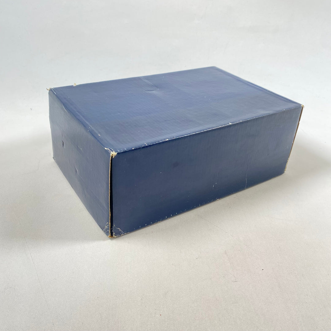 Elegant retro porslinsservis med guldmönster