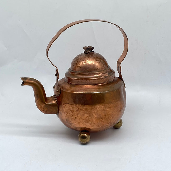 Antik koppartekanna med klassisk design