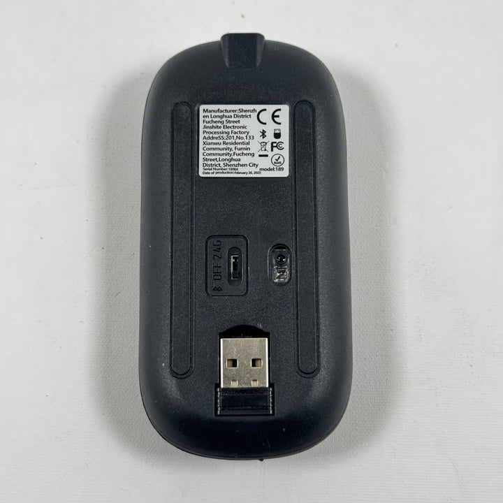 Praktisk svart trådlös mus i plast