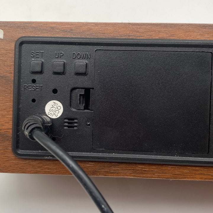 Modern trådlös laddare med klocka och hygrometer
