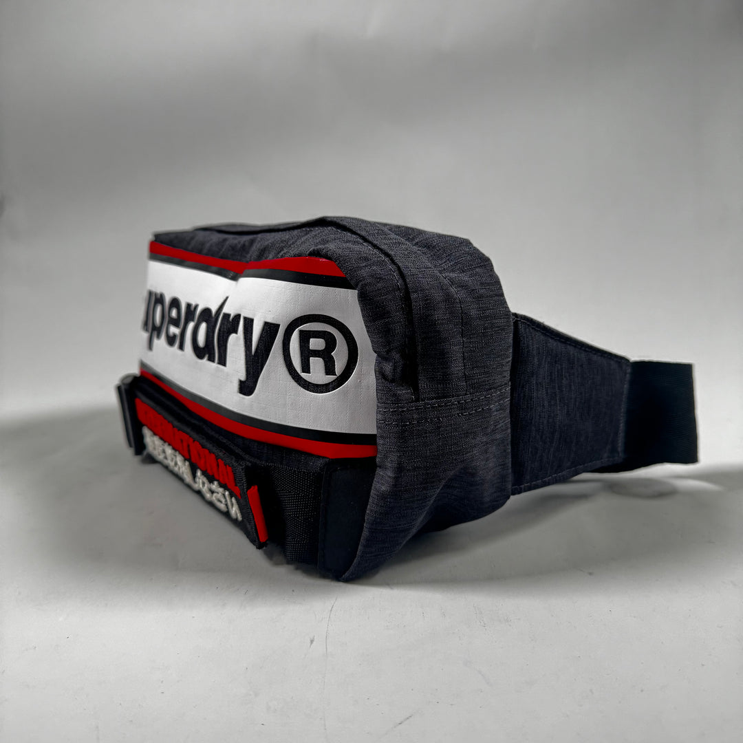 Superdry midjeväska med logoband i rött