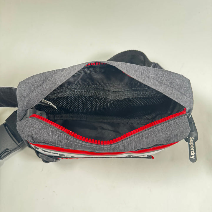 Superdry midjeväska med logoband i rött