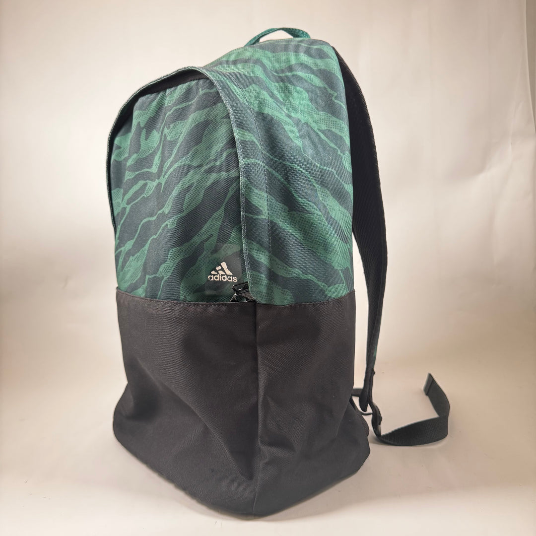 Adidas ryggsäck i camo mönster, polyester