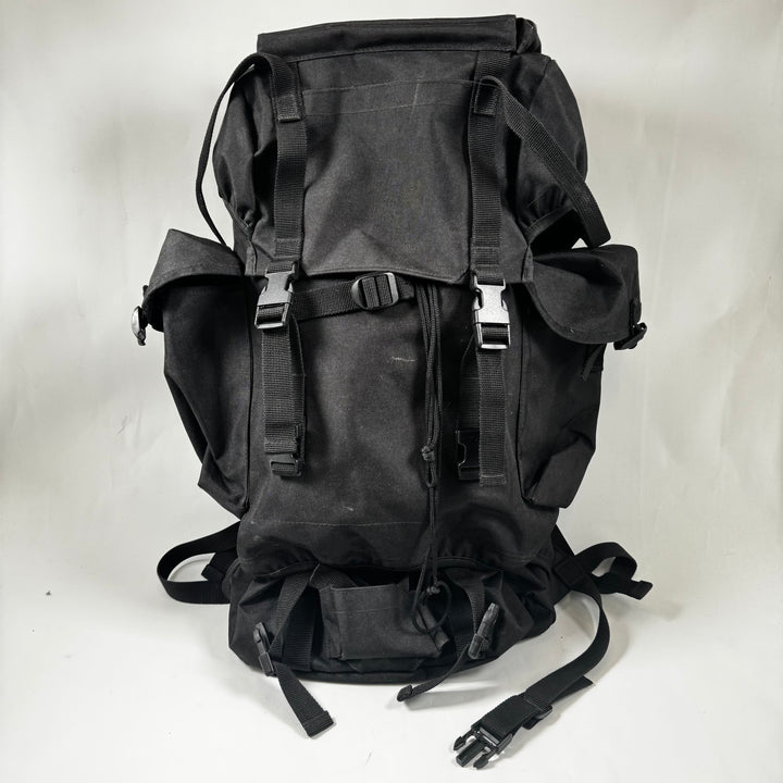 Svart modern ryggsäck i slitstarkt tyg