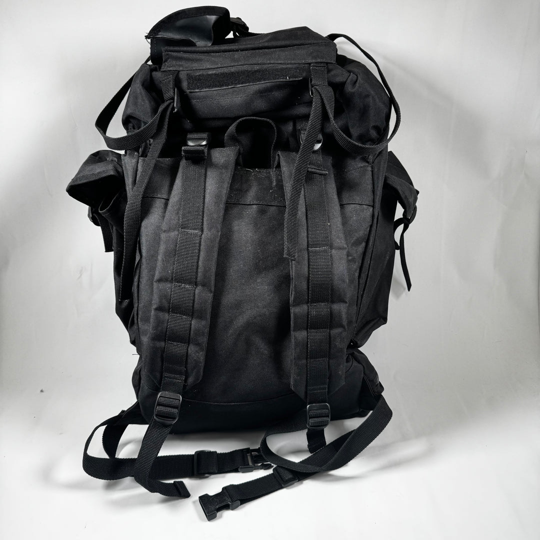 Svart modern ryggsäck i slitstarkt tyg